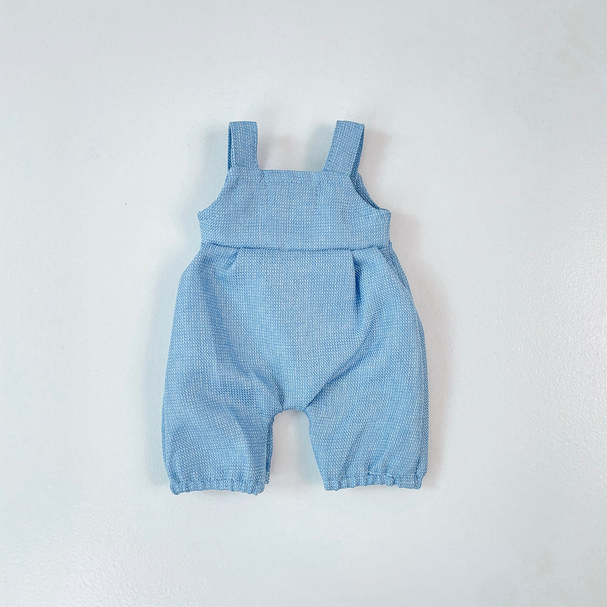 Peto corto de bebé con bolsillo y orejas de conejo Azul – Para bebés reborn de 36 a 40 cm