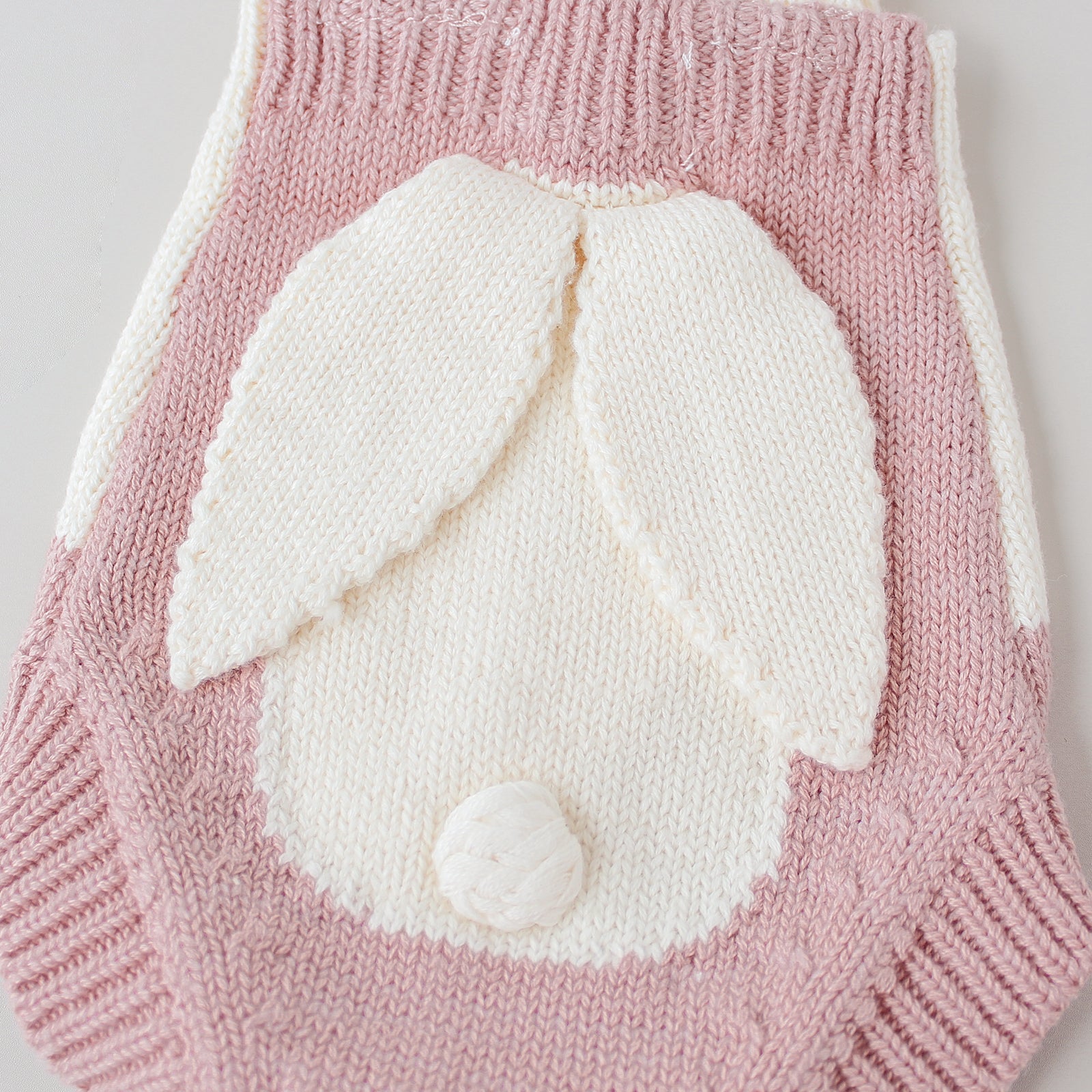 Pelele con tirantes y orejitas de conejo – Para bebés reborn de 44 a 52 cm