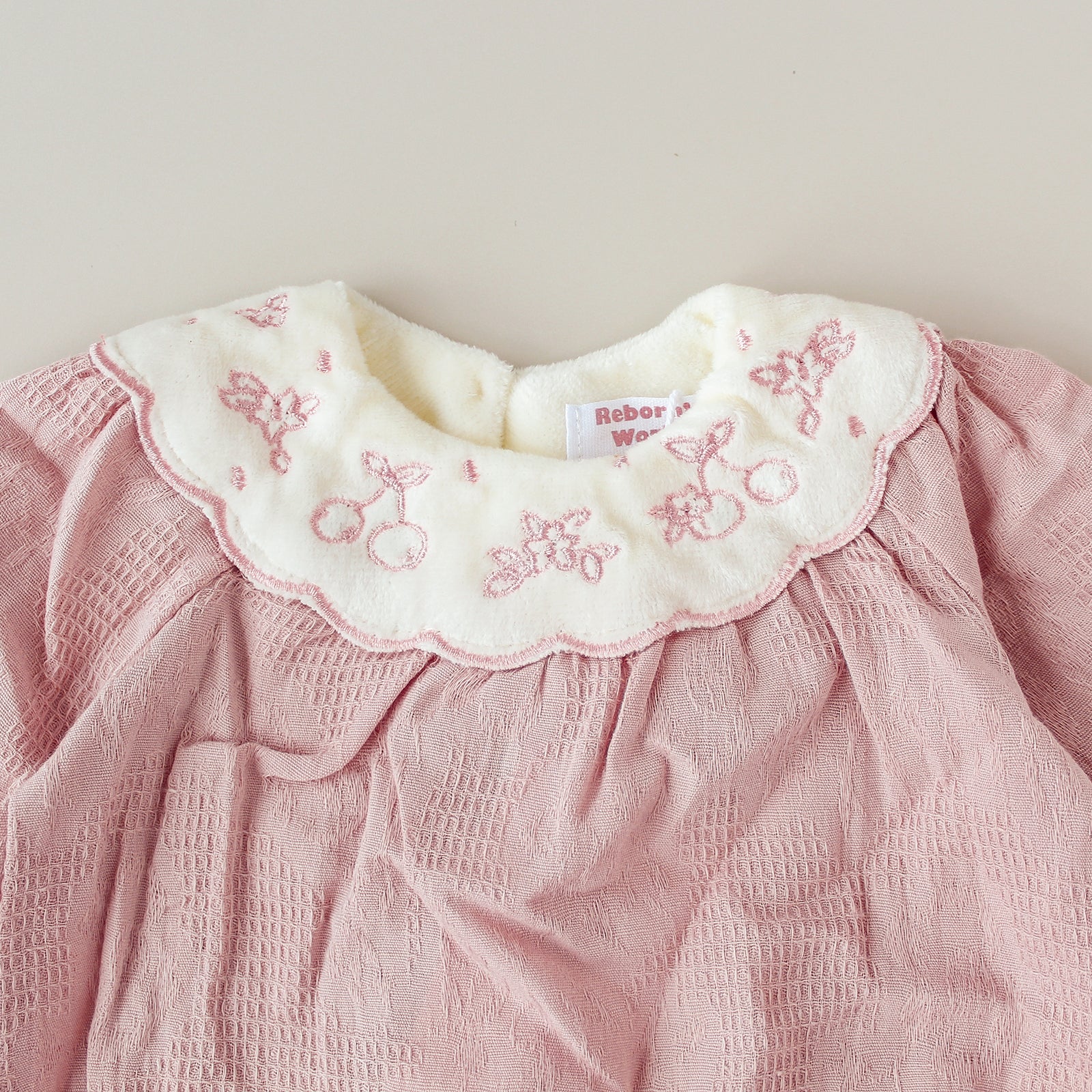 Conjunto pelele cuello bobo rosa y capota - Para bebés reborn de 44 a 52 cm