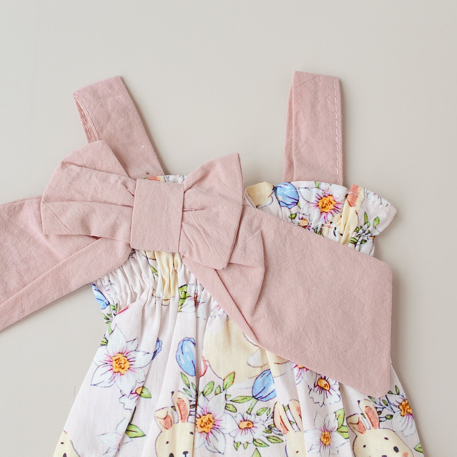 Ranita tirantes rosa con lazo y estampado animales – Para bebés reborn de 44 a 52 cm