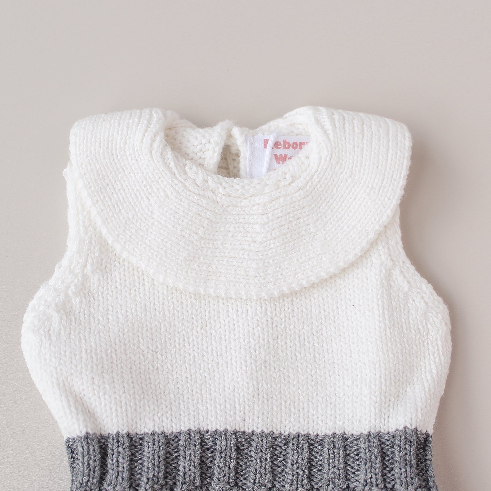 Ranita de punto con cuello bobo gris y blanca – Para bebés reborn de 36 a 40 cm