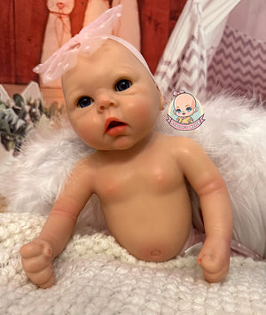 muneca reborn maya boca abierta apoyada