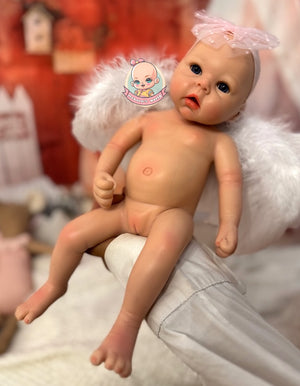 muñeca reborn maya con alas en brazos