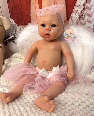 muñeca reborn maya con falda