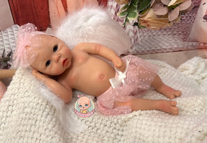 muneca reborn maya tumbada con alas