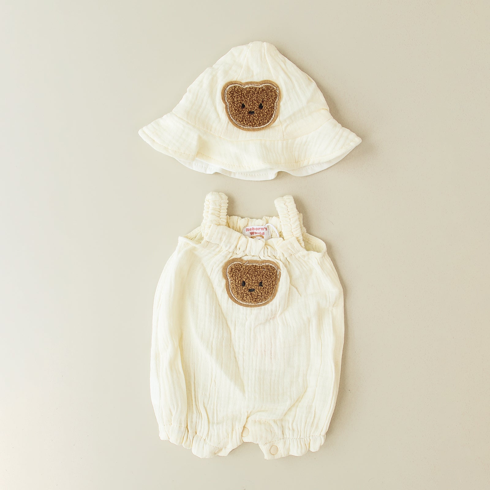 Conjunto peto e gorro em lino com osito - Para bebés reborn dos 44 aos 52 cm