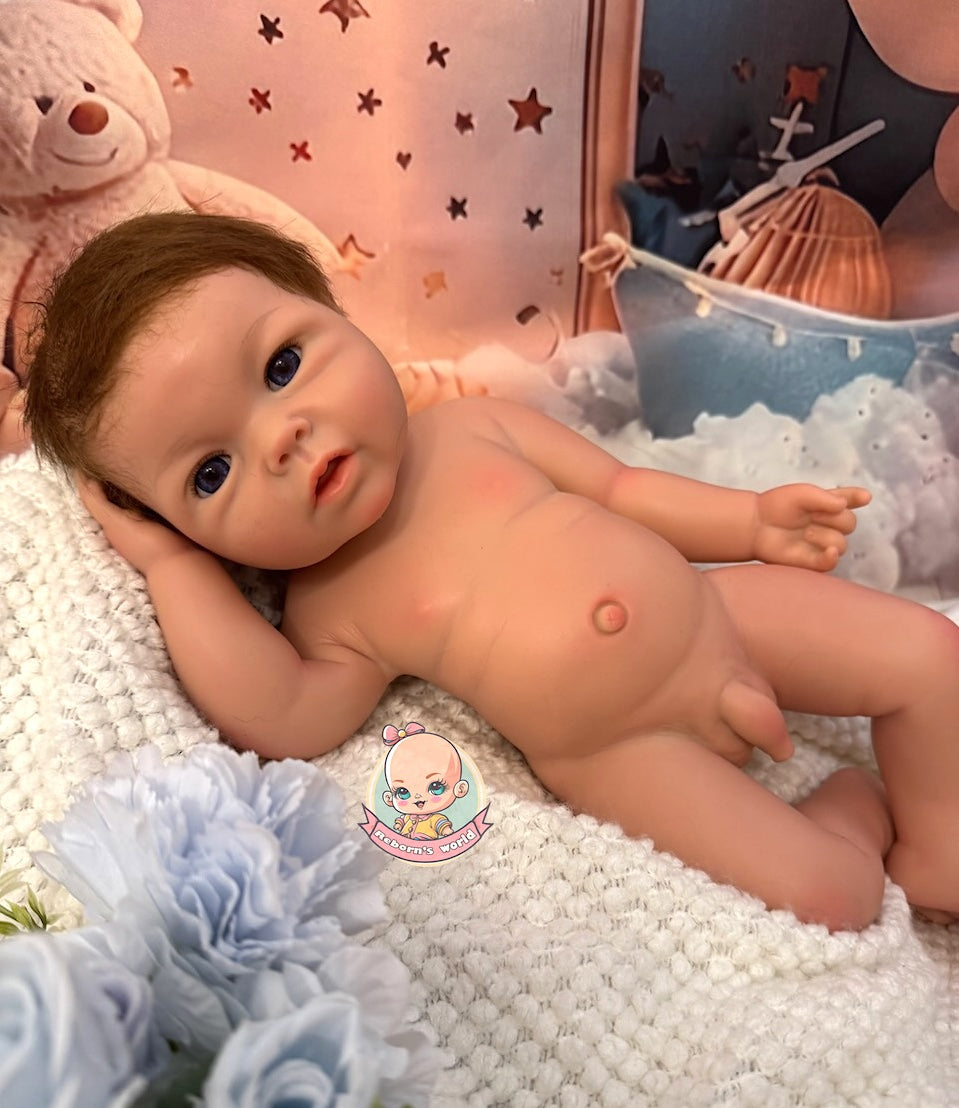 Muneco reborn pelo niño tumbado Leslie