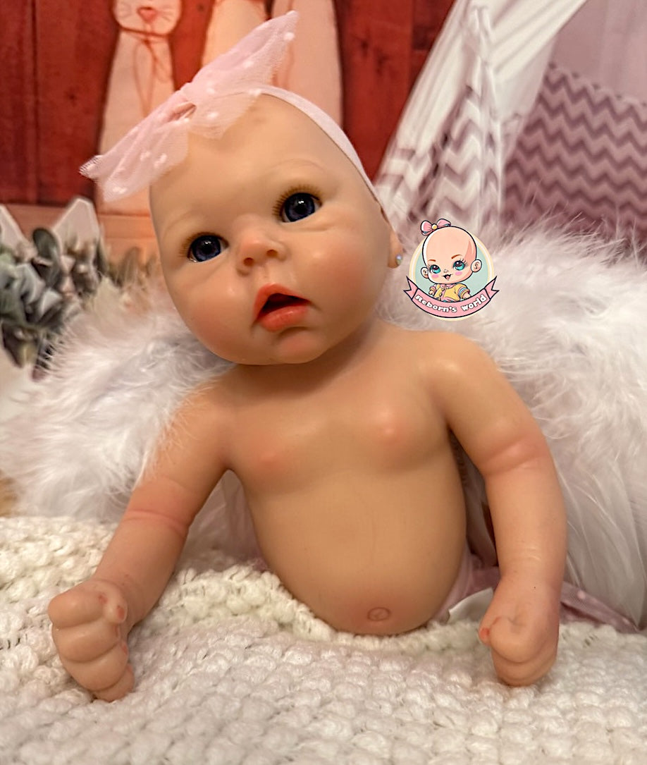 muneca reborn maya boca abierta apoyada 