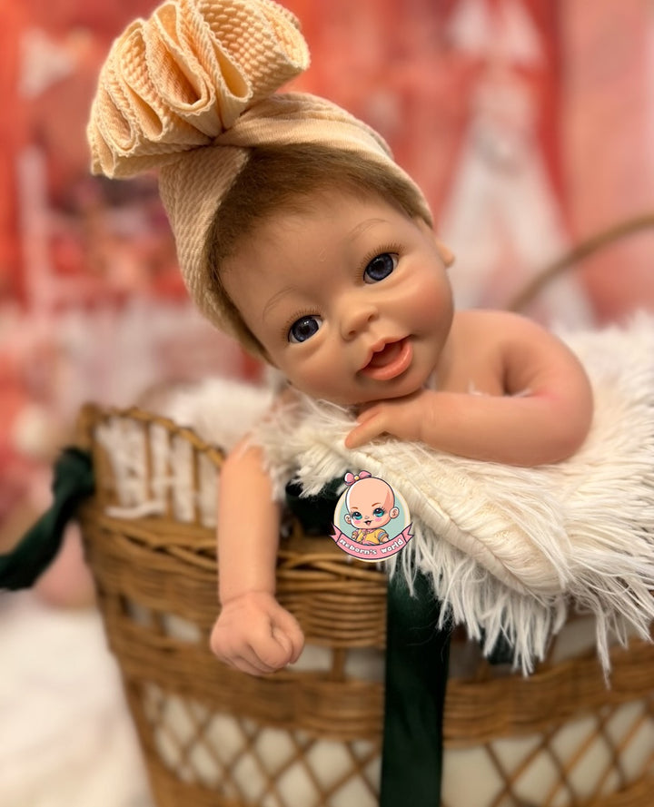 muneca reborn silicona en cesto Bimba