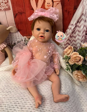 muneca reborn silicona pelo Noa sentada