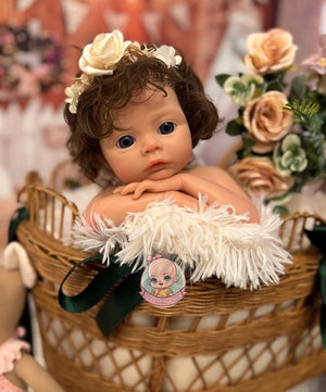 muñeca reborn silicona pelo en carro con brazos cruzados