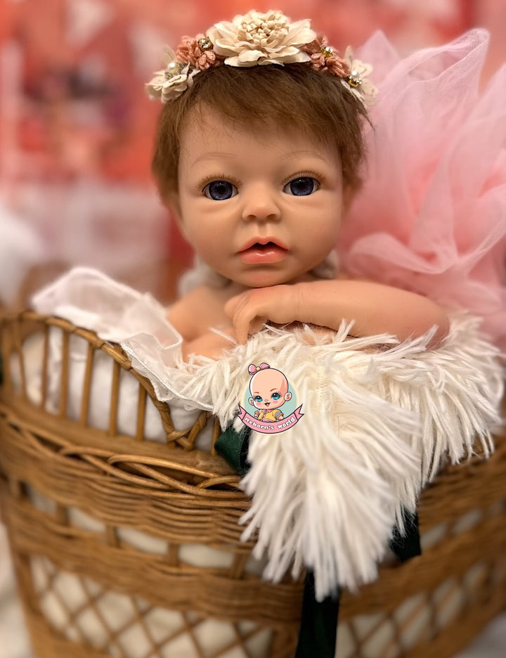 muneca reborn silicona pelo injertado brazos cruzados con diadema Noa
