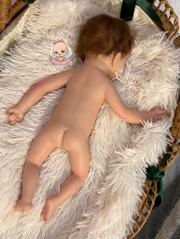 muneca reborn silicona pelo tumbada dormida en cesto Noa