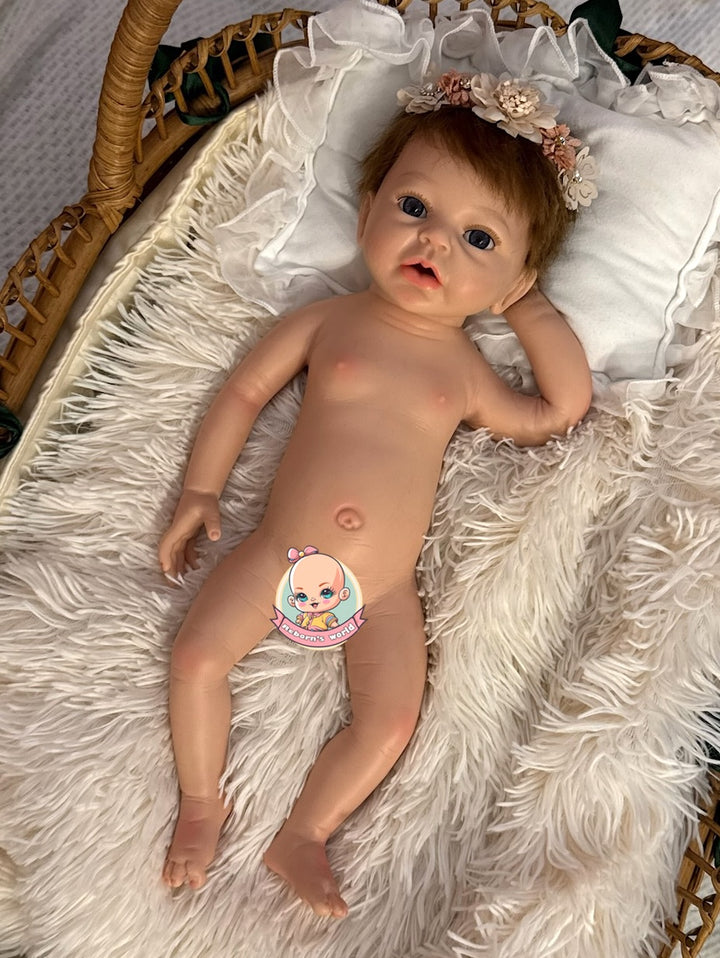 muneca reborn silicona pelo tumbada en cesto Noa