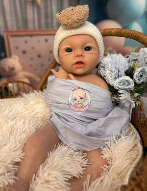 muñeco reborn con gorrito Leslie niño