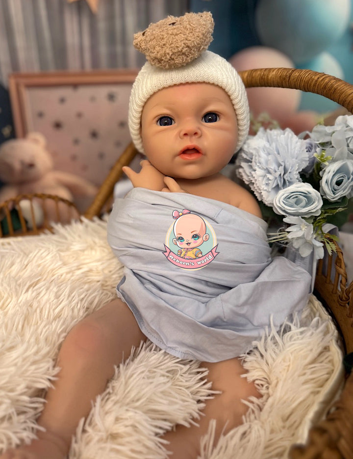 muñeco reborn con gorrito Leslie niño