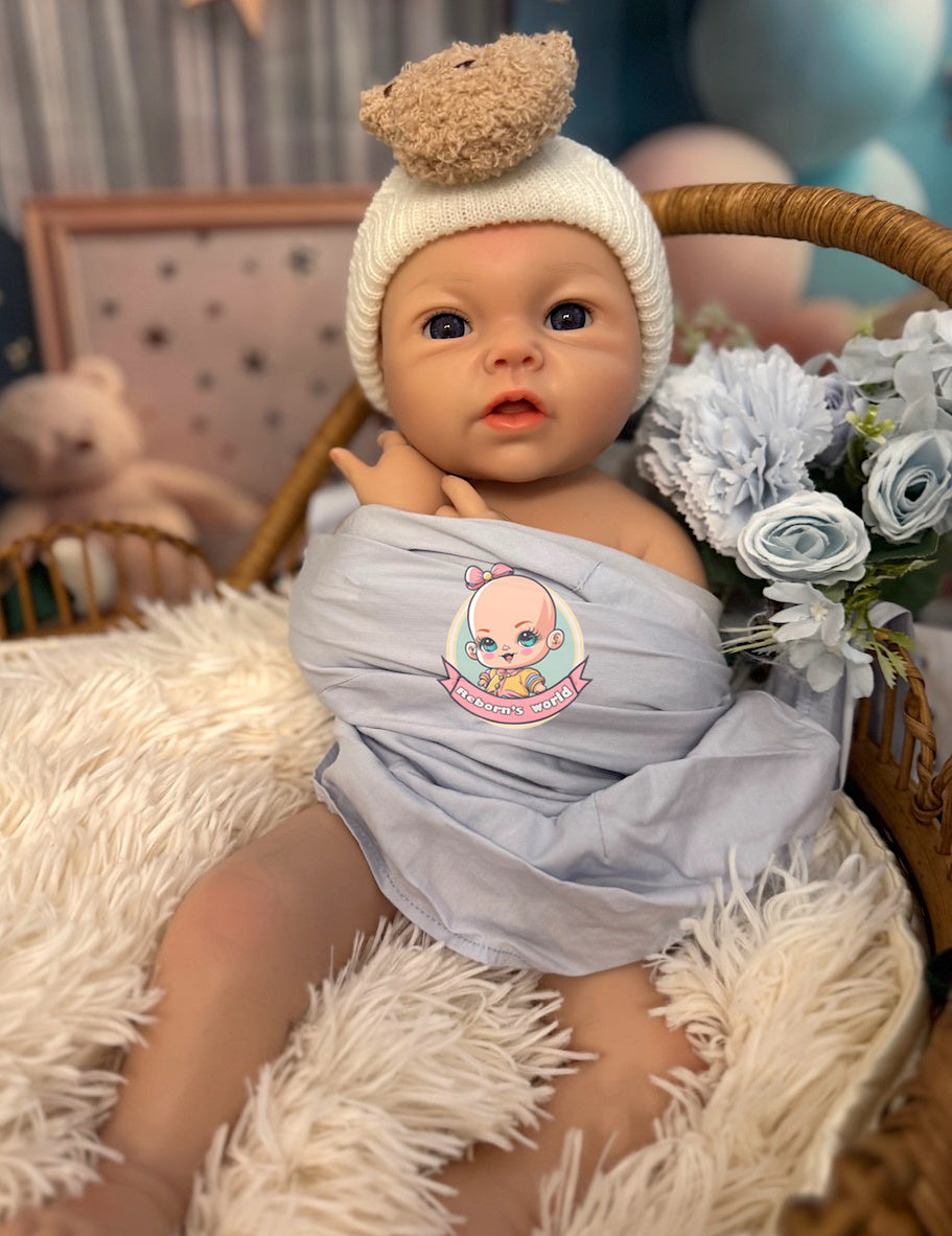 muñeco reborn con gorrito Leslie niño